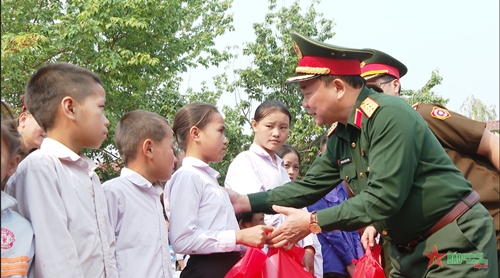 Thượng tướng Hoàng Xuân Chiến thăm, tặng quà nhân dân biên giới nước bạn Lào
